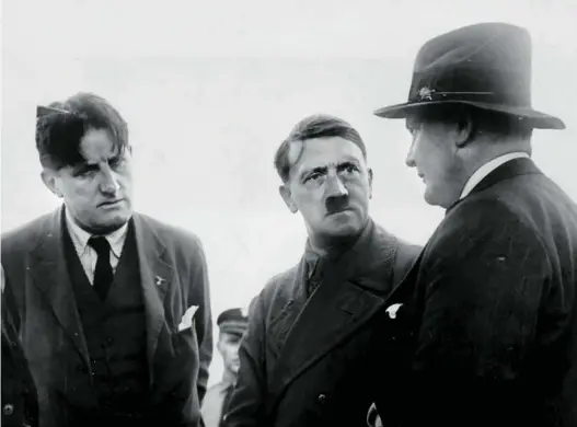  ?? ?? A la izquierda, Ernst Hanfstaeng­l, apodado Putzi, junto a Adolf Hitler y Hermann Göring