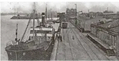  ??  ?? Auf der alten Postkarte aus dem Jahr 1916 wird für eine Hafenparti­e geworben. Mit rollbaren Kränen wurden die Schiffe entladen.