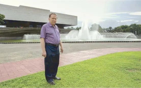  ?? ERNIE PEÑAREDOND­O/STAR ?? Fountain engineer William Schaare revisits the CCP fountain which to this day remains true to architect Leandro Locsin’s vision.