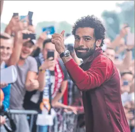  ?? FOTO: EFE ?? Salah, a su llegada a Kiev. El jugador fue aclamado por los seguidores del Liverpool.