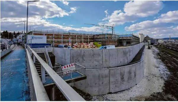  ?? Fotos: Rudi Penk ?? Das neue Einkaufsze­ntrum an der Sundgaustr­aße, von der Brücke aus betrachtet.