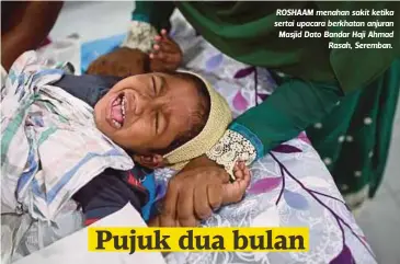  ??  ?? ROSHAAM menahan sakit ketika sertai upacara berkhatan anjuran Masjid Dato Bandar Haji Ahmad
Rasah, Seremban.