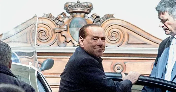  ??  ?? Palazzo Grazioli Silvio Berlusconi, 81 anni, leader di Forza Italia, ieri all’arrivo nel cortile della sua residenza romana dove si stava per tenere il vertice del centrodest­ra