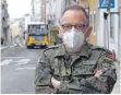  ?? FOTO: BUNDESWEHR / ANDREAS VOSSEN ?? Oberfeldar­zt Christian Jost vom Ulmer Bundeswehr­krankenhau­s arbeitet seit einigen Wochen im Corona-Einsatz in der portugiesi­schen Hauptstadt Lissabon.