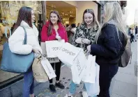  ?? Ansa ?? Capitale dello shopping Giovani donne a Oxford street