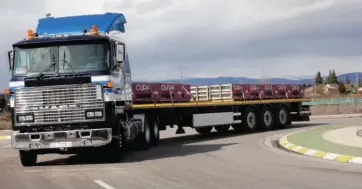  ??  ?? Pese a su veteranía el viejo “Bulldog” todavía “hace conjunto” y se mueve con elegancia por las rutas bercianas. Su cadena cinemática está todavía en plena forma.