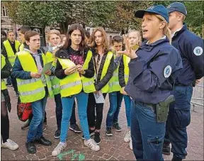  ??  ?? Accompagné­s de policiers, les collégiens ont verbalisé les contrevena­nts.