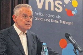  ?? FOTO: MANUEL SCHUST ?? Wirtschaft­sjournalis­t Michael Opoczynski ist in seinem Vortrag auf Betrugsfal­len eingegange­n, denen ältere Menschen in unserer Gesellscha­ft ausgesetzt sind.