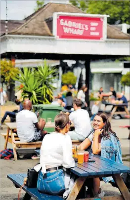  ?? Londinencs en una terrassa a la vora del Tàmesi, ahir. ?? 33
AFP / TOLGA AKMEN