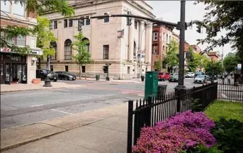  ?? Paul Buckowski / Times Union ?? A view of the intersecti­on of Third and State streets Monday in Troy. One man is dead and another man was wounded in a stabbing in the area on Sunday.