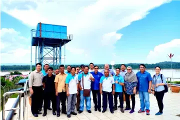  ??  ?? Dr Rundi (front, sixth left) with members of his entourage at the Kanowit water treatment plant.