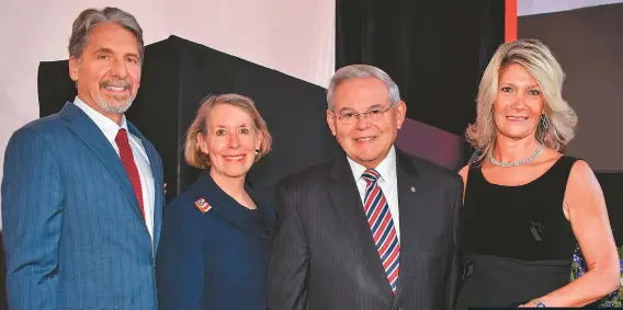  ??  ?? El embajador de Estados Unidos, Kevin Whitaker; su esposa, Elizabeth Whitaker; el senador norteameri­cano Robert Menéndez, y Nadine Arslanian.