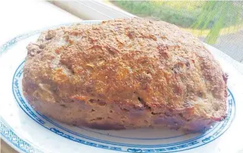  ?? AMY DREW THOMPSON/ORLANDO SENTINEL PHOTOS ?? The murkey loaf was just out of the pan and cooling on the sill when I snapped this pic.