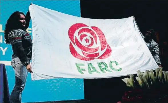  ?? -- / EFE ?? Una militante de las FARC desvela el logotipo del nuevo partido en el congreso celebrado en Bogotá