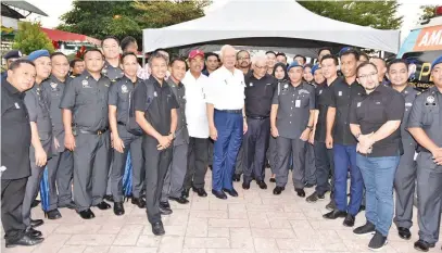  ??  ?? NAJIB (tengah) merakamkan gambar kenangan bersama kepimpinan negeri dan KPDNKK pada program berkenaan.