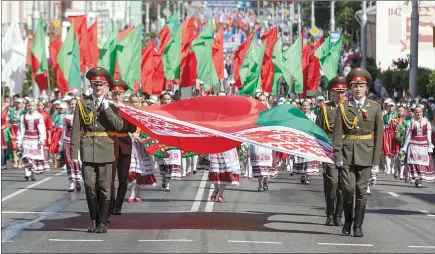  ??  ?? Празднично­е шествие по улице Советской