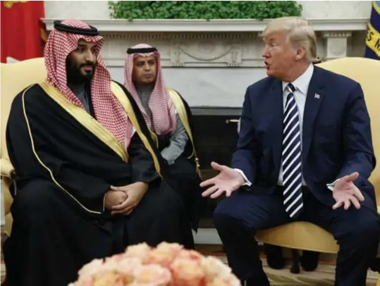  ?? © Evan Vucci/ap ?? De steun van Donald Trump (r.) aan de Saudische kroonprins Mohammed bin Salman (l.) ergert de Republikei­nen.