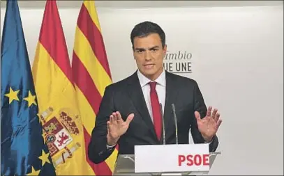  ?? EMILIA GUTIÉRREZ ?? Pedro Sánchez compareció en Ferraz por vez primera con las banderas catalana, española y europea