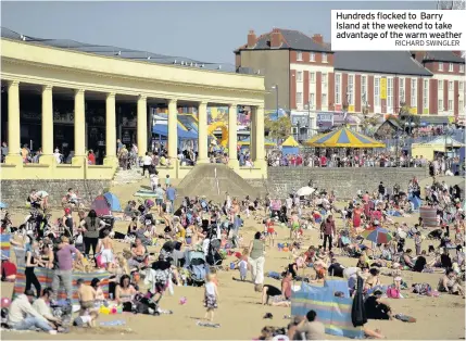  ?? RICHARD SWINGLER ?? Hundreds flocked to Barry Island at the weekend to take advantage of the warm weather