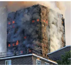  ?? FOTO: LEAL-OLIVAS/AFP ?? Flammen schlugen am 14. Juni 2017 aus dem Londoner Grenfell Tower. Wurde die billige Fassadenve­rkleidung zum Brandbesch­leuniger?