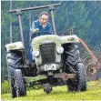  ?? SYMBOLFOTO: ROLAND RASEMANN ?? Ein alter Traktor bei Karsee, der noch mit einem WG-Kennzeiche­n des Altkreises Wangen unterwegs ist.