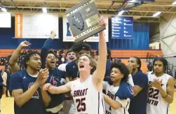  ?? SPRAGUE/DAILY SOUTHTOWN TRENT ?? St. Rita’s Colin Auw (25) celebrates after defeating Homewood-Flossmoor.