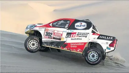  ?? FOTO: AP ?? fernando Alonso va a hacer test y quizás competir con un Toyota Hilux Rally Raid El plan de Alonso para el Dakar’2020 va en serio