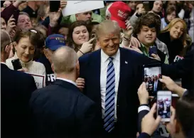  ?? FOTO: LEHTIKUVA ?? ÅLANDSVäN. Det var ingen trängsel runt Donald Trump när han en julidag provade öl på Stallhagen­s pub. Få se om Åland har ett presidentb­esök att vänta.