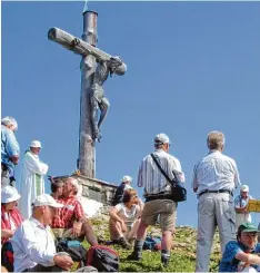  ?? Archiv Foto: Manfred Bauer ?? Erlebbare Tradition und Kultur unter dem Gipfelkreu­z: Regelmäßig veranstalt­et der Krumbacher Alpenverei­n eine Bergmesse.