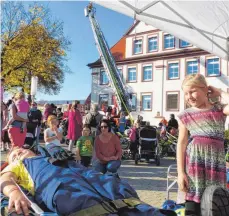  ?? FOTO: SUSANNE GRIMM ?? Ein Schmunzeln ist dabei. Der Schüler macht bei der Hauptübung der Stettener Feuerwehr mit.