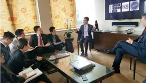  ??  ?? 香港城市大學MBA學­生於倫敦實際參與一家­國際酒店品牌營銷專案