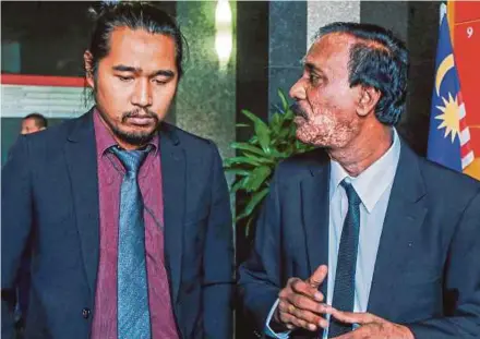  ?? PIC BY LUQMAN HAKIM ZUBIR ?? Former ‘Malay Mail’ journalist S. Arulldass (right) with photograph­er Mohd Sayuti Zainudin after the Royal Commission of Inquiry proceeding­s in Putrajaya yesterday.