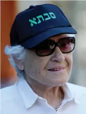  ?? (Moshe Shai/Flash90) ?? ‘SAVTA’ PROCLAIMS the Hebrew on this grandmothe­r’s cap.