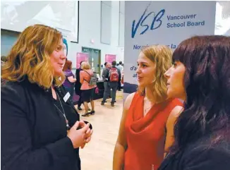  ?? VANCOUVER SCHOOL BOARD ?? Une représenta­nte du District scolaire de Vancouver avec des candidates lors d’un salon de l’emploi