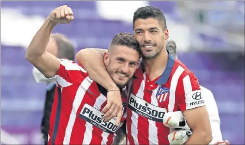  ??  ?? Koke y Luis Suárez, internacio­nales con España y Uruguay, se abrazan tras conquistar el título de LaLiga en Valladolid.