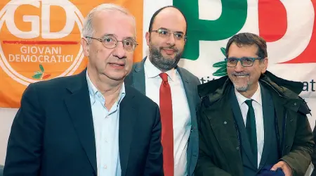  ?? Dem ?? Il sindaco Virginio Merola insieme al segretario del Pd Francesco Critelli e all’ex leader del Pd Walter Veltroni