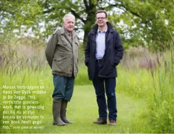  ?? FOTO JOREN DE WEERDT ?? Marcel Verbruggen en Hans Van Dyck midden in De Zegge. “Hij verrichtte pionierswe­rk. Het is geweldig dat hij nu al zijn kennis en verhalen in een boek heeft gegoten.”