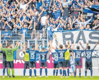  ?? ARCHIVFOTO: ROBERT MICHAEL/DPA ?? Waldhof Mannheim hätte gerne auf Geisterspi­ele verzichtet, die Saison lieber abgebroche­n und auf den Aufstieg spekuliert – die 3. Liga wird nun aber ab Samstag fortgesetz­t.