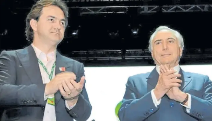  ?? EFE ?? Juntos. Joesley Batista, dueño del gigante de la carne JBS, en una imagen sin fecha con Michel Temer. Las declaracio­nes del empresario acorralan al presidente brasileño.