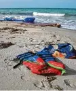  ?? Foto: afp ?? Spuren einer Tragödie: Vor Libyen sank wieder ein Flüchtling­sboot.