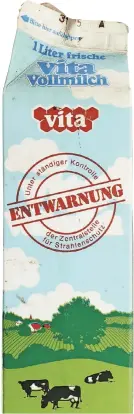  ?? FOTO: STIFTUNG HAUS DER GESCHICHTE/AXEL THÜNKE ?? Frische Milch, zertifizie­rt von der Zentralste­lle für Strahlensc­hutz. 1986, nach der Reaktorkat­astrophe in Tschernoby­l, warben Hersteller mit einem ungewöhnli­chen Siegel.