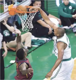  ??  ?? El dominicano Al Horford al momento de donquear la pelota en el choque que los Celtics se impusieron a los Cavaliers por segundo partido seguido.