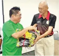  ??  ?? PENGURUS Pasukan Ex-Sabah Azman Mastar (kiri) menerima sumbangan set jersi daripada penganjur sempena pertanding­an tersebut.