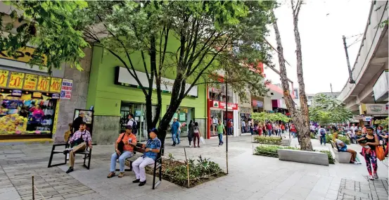  ?? FOTO JULIO CÉSAR HERRERA ?? Los andenes fueron ampliados y las vías reducidas, además se dotó con nuevo mobiliario urbano.