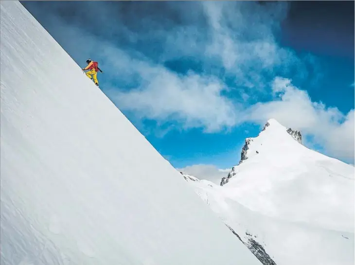  ??  ?? Kilian Jornet en el seu intent de coronar l’estiu passat l’Everest. L’alpinista català va arribar fins als 7.950 metres d’altura, però no va intentar atacar el cim per raons de seguretat