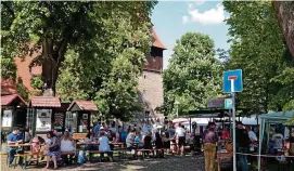  ?? FOTOS (): SUSANNE SEIDE ?? Unter den noch blühenden Kastanien feierte der Feuerwehrv­erein Tiefengrub­en am vergangene­n Samstag ein buntes Blütenfest.