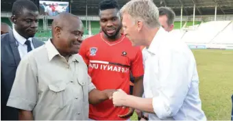  ??  ?? Governor Wike shaking hands with David Moyes