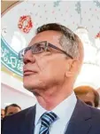  ?? Foto: Julian Stratensch­ulte, dpa ?? Thomas de Maizière vor drei Jahren zu Besuch in einer niedersäch­sischen Mo schee.