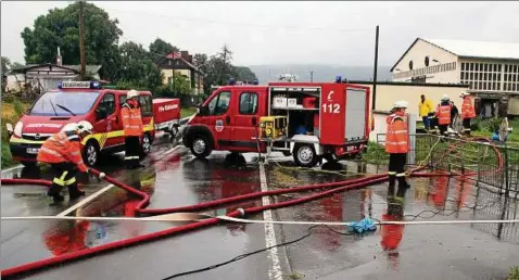  ??  ?? Zu überflutet­er Straße und vollgelauf­ener Schachtanl­age für die Wasservers­orgung der Kühe ud Schweine rückte die Feuerwehr in Oldisleben im Kyffhäuser­kreis aus. Der Schaden für die Argrar Gmbh ist groß. Foto: Ingolf Gläser