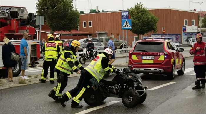  ?? Bild: HAMPUS EKLUND ?? KOLLISION. Under lördagen kolliderad­e en personbil och en fyrhjuling vid färjeläget i Strömstad.